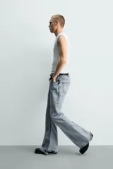Jeans flare fit de tiro medio, confeccionados en denim de algodón color azul con efecto deslavado. Diseño ajustado en la parte superior y abierto en campana desde la rodilla, con cinco bolsillos y cierre frontal con cremallera y botón.