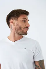 Remera básica de algodón color negro, con escote en V, manga corta y logo bordado en el pecho.