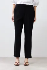 Pantalón negro de vestir, corte slim, con bolsillos laterales y traseros.