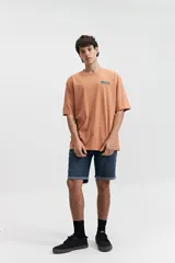 Bermuda de jean de corte regular, color blanco, con dobladillo en el ruedo, cierre frontal con botón y bolsillos laterales y traseros.