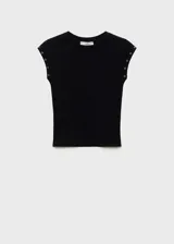 Camiseta de canalé color negro, con cuello redondo y diseño sin mangas. Presenta detalles de ojales metálicos en los hombros.