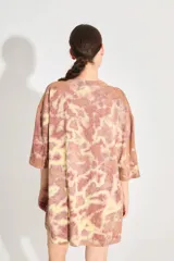 Sweater tipo remerón oversize con proceso artesanal batik en tonos marrones y amarillos.