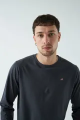 Remera de manga larga para hombre con escote redondo y logo bordado en el pecho.
