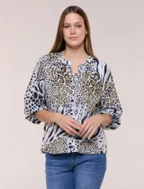 Blusa de gasa Sioni con estampado animal print combinando leopardo y cebra, calce holgado, cuello a la base con escote en V, botones frontales y mangas tres cuartos abullonadas con puño elastizado.
