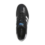 Championes Adidas Samba Og negros con las tres tiras blancas y suela marrón.
