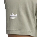 Camiseta color verde oliva de corte clásico, con logo de Adidas bordado en la manga izquierda.