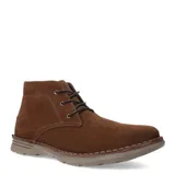 Botas tipo chukka de gamuza color marrón, con cordones oscuros, costuras reforzadas y suela de goma antideslizante.