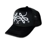 Gorra trucker negra con logo bordado en blanco, de diseñador y materiales de alta calidad.