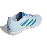 Championes de fútbol Adidas Predator Club para césped sintético, color celeste con detalles en azul y amarillo. Presentan el diseño icónico de la línea Predator con las tres tiras laterales y suela con tapones pequeños para mayor tracción.
