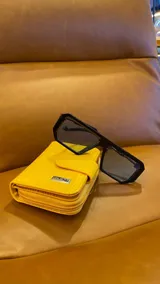 Billetera corta de símil cuero con textura croco, cierre perimetral y solapa con broche a presión. Cuenta con tarjeteros, visor, compartimento para billetes y bolsillo posterior con cierre.