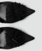 Zapato de tacón kitten color negro, con punta fina, tira ajustable al tobillo con hebilla y detalle de aplicación floral con flecos en el empeine.