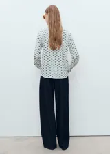 Camisa de manga larga con estampado geométrico, cuello camisero y cierre delantero de botones ocultos con tapeta.