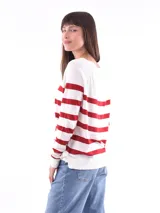 Sweater de punto color blanco con rayas horizontales negras, de corte holgado y mangas largas.