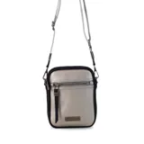 Phone bag color marrón claro con laterales beige, bolsillo frontal con cierre y tirador con flecos. Tiene espacio para celular y billetera, y correa de galón regulable y desmontable.