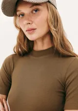 Blusa marrón de manga corta y cuello alto, confeccionada en tejido acanalado de ajuste ceñido al cuerpo.