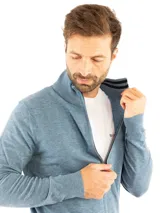 Campera Kevingston modelo Brecker, color celeste, tejida en hilado blend con propiedades anti-pilling. Tiene cuello alto con rayas a contratono y cierre frontal.