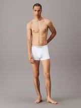 Pack de tres bóxers ajustados Calvin Klein modelo Icon Cotton Stretch, color blanco, con cintura elástica sin costuras y logo impreso repetidas veces.