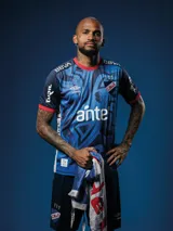 Camiseta de fútbol Umbro de arquero del Club Nacional de Football, modelo Oficial 2025. Diseño con patrón gráfico en tonos azules y detalles en rojo en cuello y mangas. Incluye logo de Umbro, escudo del club y sponsor Antel en el frente.