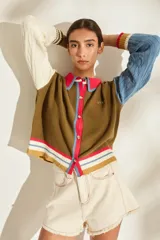 Cardigan de punto con diseño tricolor, de corte relajado, manga larga de tejido trenzado en contraste de color, cuello solapa tipo polo y cierre frontal de botones.