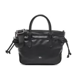 Cartera chica de símil cuero color negro, de diseño estructurado con doble asa de mano y correa de hombro ajustable y desmontable. Cuenta con detalles de cordones fruncidos en los laterales y el logo metálico de la marca en la parte frontal.