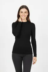 Polera negra de algodón y elastano, con punto canalé, corte al cuerpo, cuello a la base y manga larga.