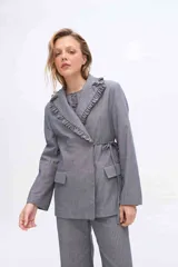 Blazer gris a rayas con solapa de volados, manga larga y lazo ajustable en la cintura.
