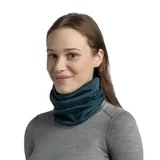 Cuello multifuncional de lana merino de peso medio, en color azul petróleo con textura melange. Diseño sin costuras, suave y termorregulador.