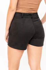 Short de gamuza con lycra, color negro, con cierre frontal, botón y dos bolsillos delanteros.