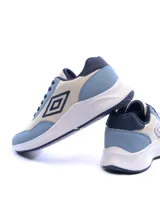 Championes Umbro modelo Volcan, con diseño urbano en combinación de colores beige y azul. Presentan el logo de la marca en el lateral, suela blanca de plataforma y cierre con cordones.