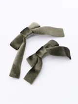 Set de dos broches para el pelo con forma de moña de terciopelo color verde oliva.