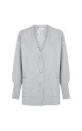 Cardigan de punto color gris, de corte holgado, con escote en V profundo, cierre frontal de botones, mangas largas con puños ajustados y bolsillos delanteros aplicados.