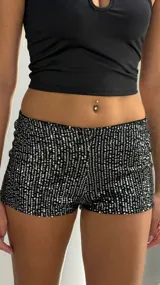 Short negro de tiro bajo con lentejuelas plateadas.