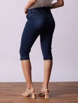 Pantalón capri de denim elastizado, color celeste.