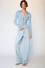 Jeans de tiro alto con cintura ancha, diseño de cinco bolsillos y pernera recta. Cierre frontal con cremallera y botón metálico.