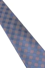 Corbata verde oscuro con estampado floral y pañuelo de bolsillo a juego.