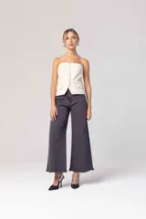 Strapless gris oscuro con diseño tipo chaleco con botones al frente.