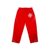 Pantalón de nylon color rojo con diseño holgado. Presenta un estampado gráfico en forma de cruz en la parte superior y detalles de apliques brillantes en los laterales de las piernas. Cuenta con cintura elástica con cordón ajustable.
