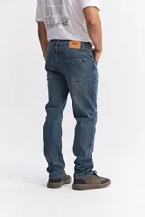 Jean de hombre color azul claro, de corte regular y tiro medio. Confeccionado en algodón con spandex para mayor comodidad.