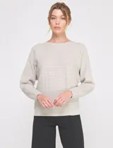 Buzo de punto calado en hilado fino, marca Allie Rose, de color gris. Presenta una silueta relajada con escote a la base, mangas largas de corte caído con puños ajustados y ruedo recto con pretina acanalada.
