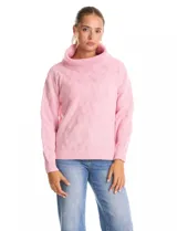 Buzo de punto grueso con textura en relieve, de cuello volcado y mangas largas con hombros caídos. Presenta puños y ruedo con terminación en rib.