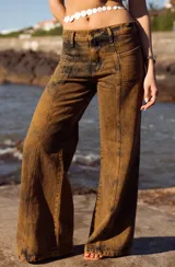 Pantalón oxford color marrón con efecto lavado y corte acampanado.