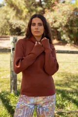 Polera de tejido de punto acanalado color chocolate, con cuello alto y mangas largas.