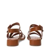 Sandalias de cuero color marrón, con diseño de tiras cruzadas y talón cubierto con tira ajustable mediante hebilla. Presenta detalles calados en las tiras y tacón cuadrado bajo.