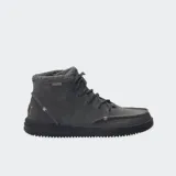 Botas de caña media color gris, con cuello de punto jaspeado, cordones redondos y suela de goma negra. Fabricadas en piel reciclada resistente al agua y forro de lana suave.
