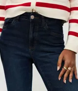 Pantalón de jean modelo flare con calce ajustado en caderas y muslos, y apertura progresiva desde la rodilla. Cuenta con bolsillos funcionales delanteros y traseros, y cierre frontal con botón.