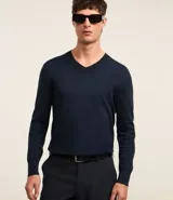 Suéter azul marino de viscosa con cuello en V y mangas largas.