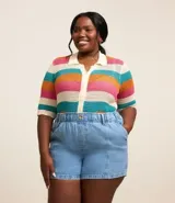 Short de jeans celeste, corte clochard, con cintura elástica, bolsillos tipo cuchillo y recortes verticales.