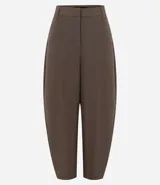 Pantalón de sastrería modelo barrel, color marrón, con tiro medio, cintura con pasantes, cierre frontal, bolsillos posteriores embutidos y recortes frontales estructurados.