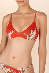 Top de bikini triángulo con estampado abstracto en tonos naranja, beige y marrón.