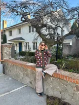 Cárdigan marrón con estampado de cuadrados de colores, cuello en V y botones.